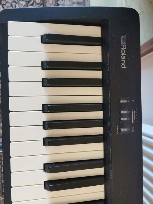 Продавам електронно пиано Roland FP10
