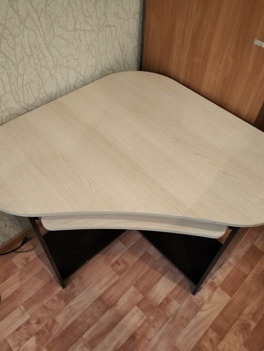 Продам компьютерный стол