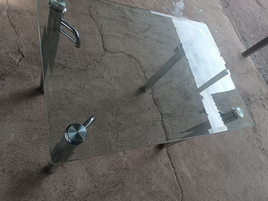 Продам стеклянный стол