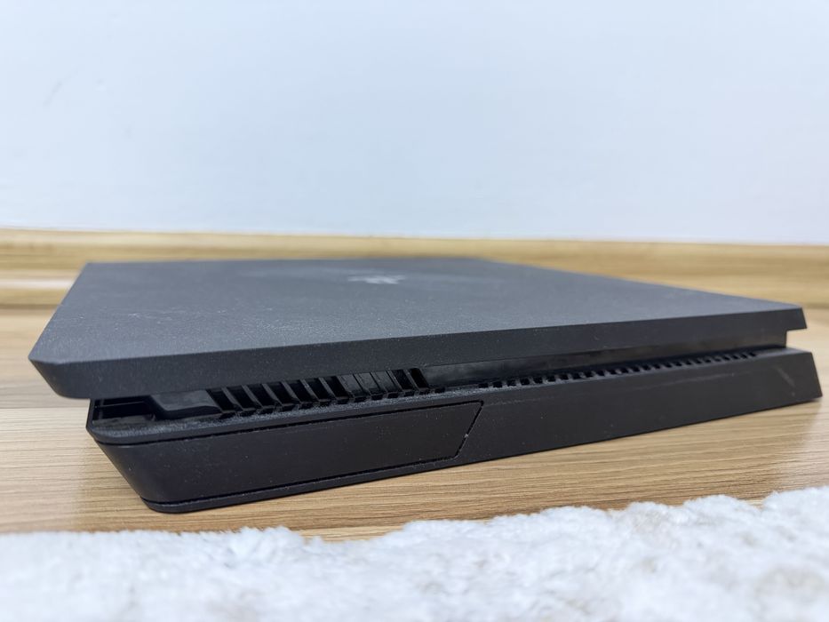 PlayStation 4 Slim-500 gb + controller + 4 jocuri