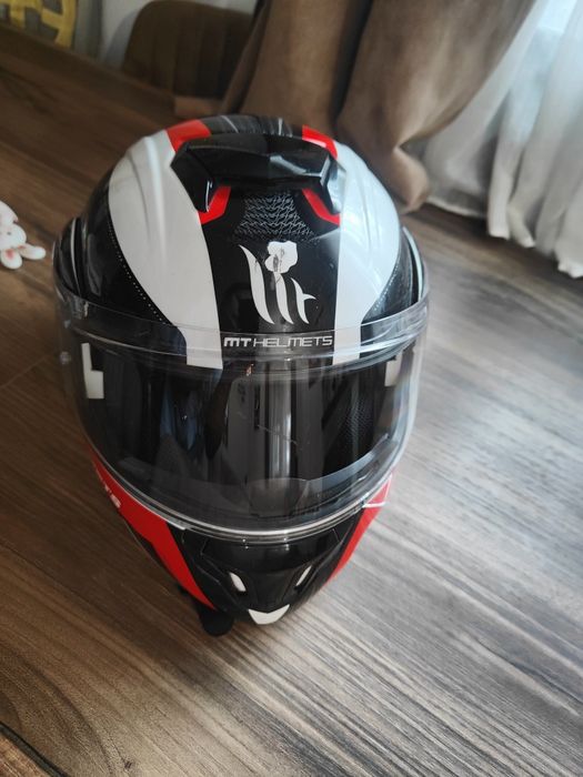 Cască moto flip-up MT Helmets, cu intercom integrat.