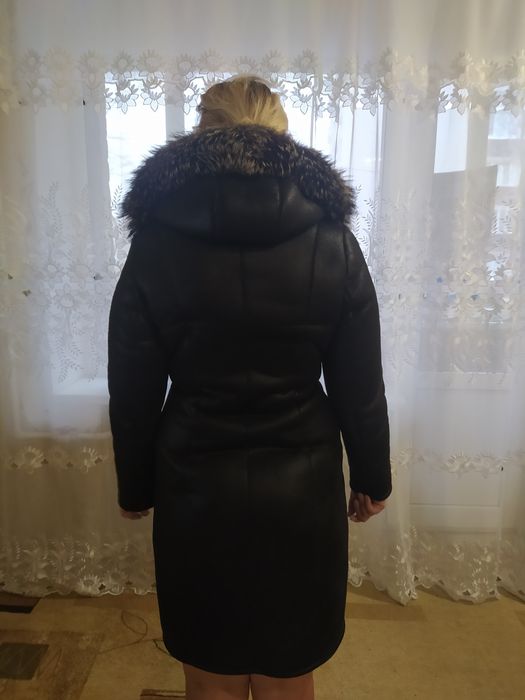 Продам дублёнку с капюшоном.