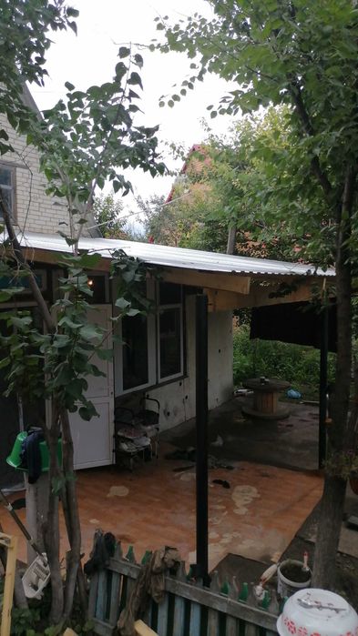 Продам дом вдоль дороги.