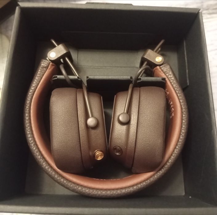 Наушники продаются.