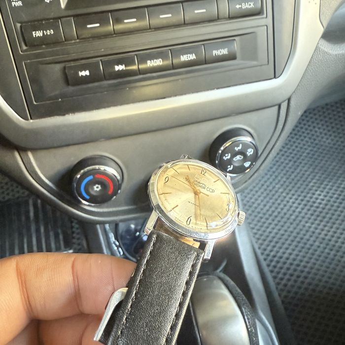 Soat Uzbekiston 50 yilligi