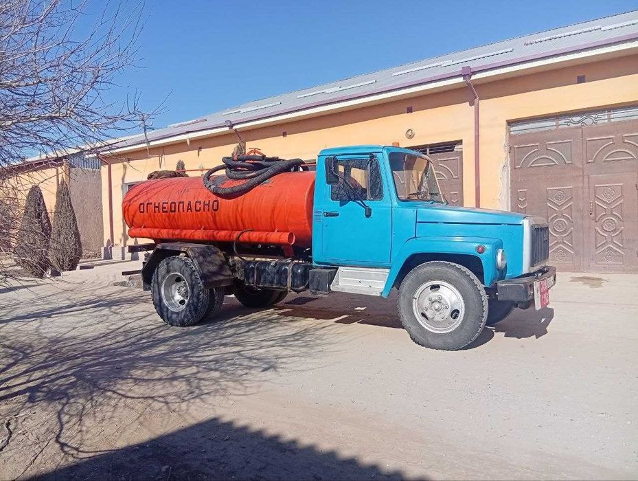 Yoqilg'i tashish yuk moshinasi . GAZ 52. Holati yangi, soz xolatda.