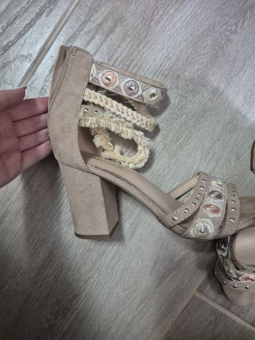 Sandale Catwalk 36 beige cu aplicații