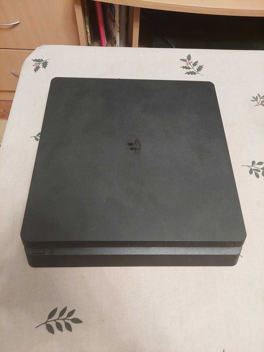 PlayStation 4 Slim 1TB в много добро състояние + 3 игри комплект