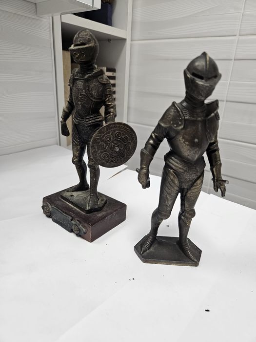 Soldați medievali de metal; statuete