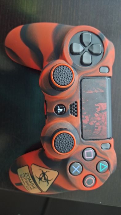 Продавам ps4 slim