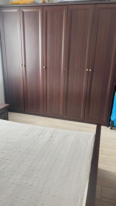 Кровать двухспальная, шкаф, комод