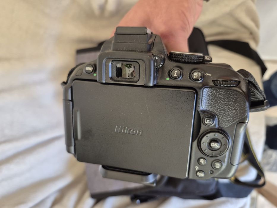 DSLR Nikon D5300 cu obiectiv, blitz si trepied