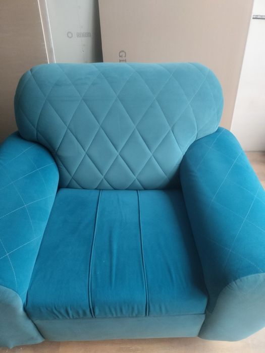 Продаётся диван с двумя креслами