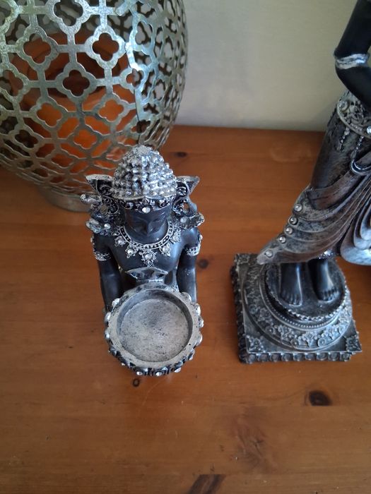 Продавам 2 статуи заедно на Буда, черна и сребърна, "Богиня Деви Тара"