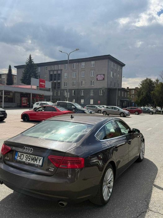 Mașina audi A 5 sportblack