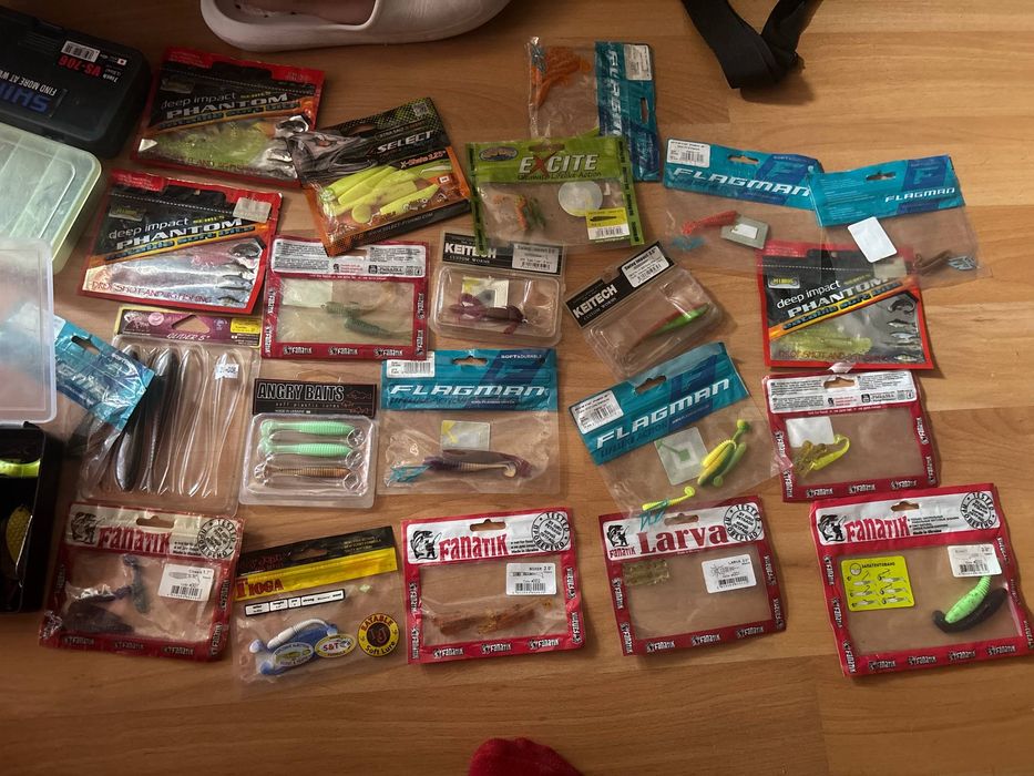 Продавам комплект силиконови риболовни принадлежности.