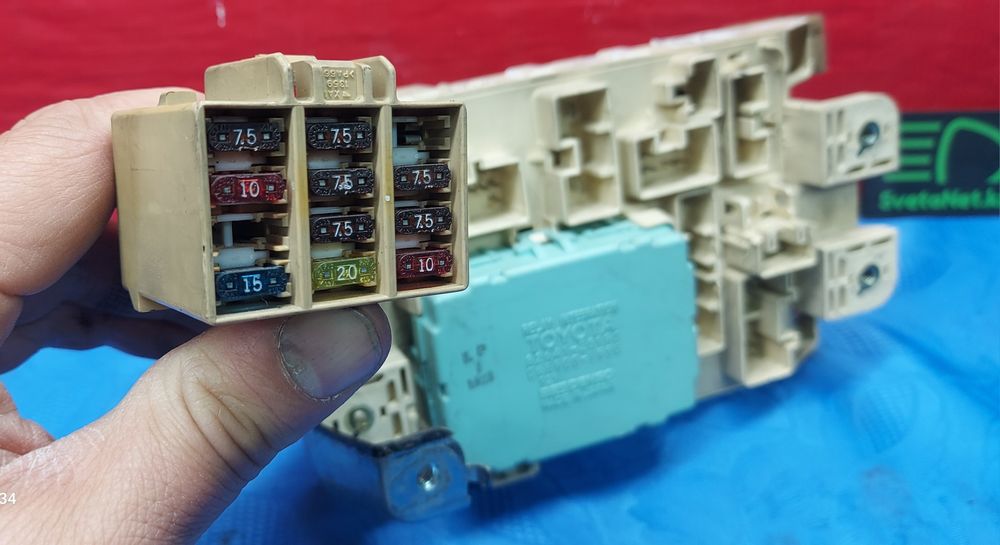 Реле блок предохранителей Тойота Рав4 SX10 1996г.