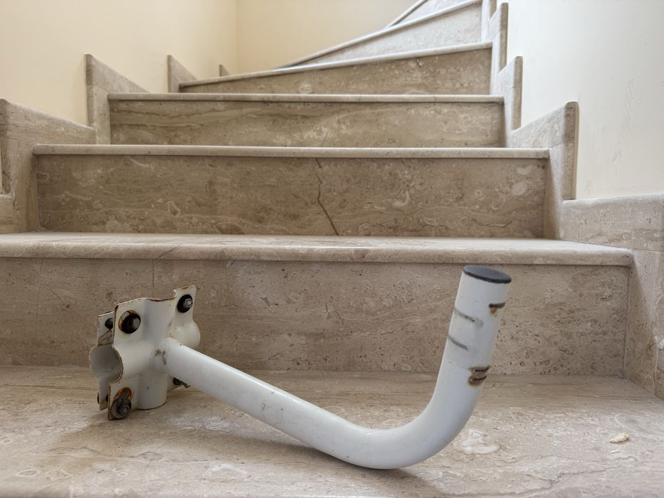 Стойка за сателитна тв чиния