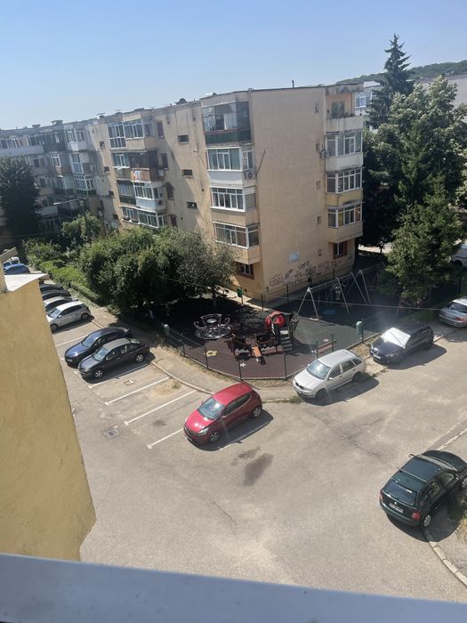 De vânzare: Garsonieră complet mobilată – Zona Găvana (Piață / Liceul Sanitar)