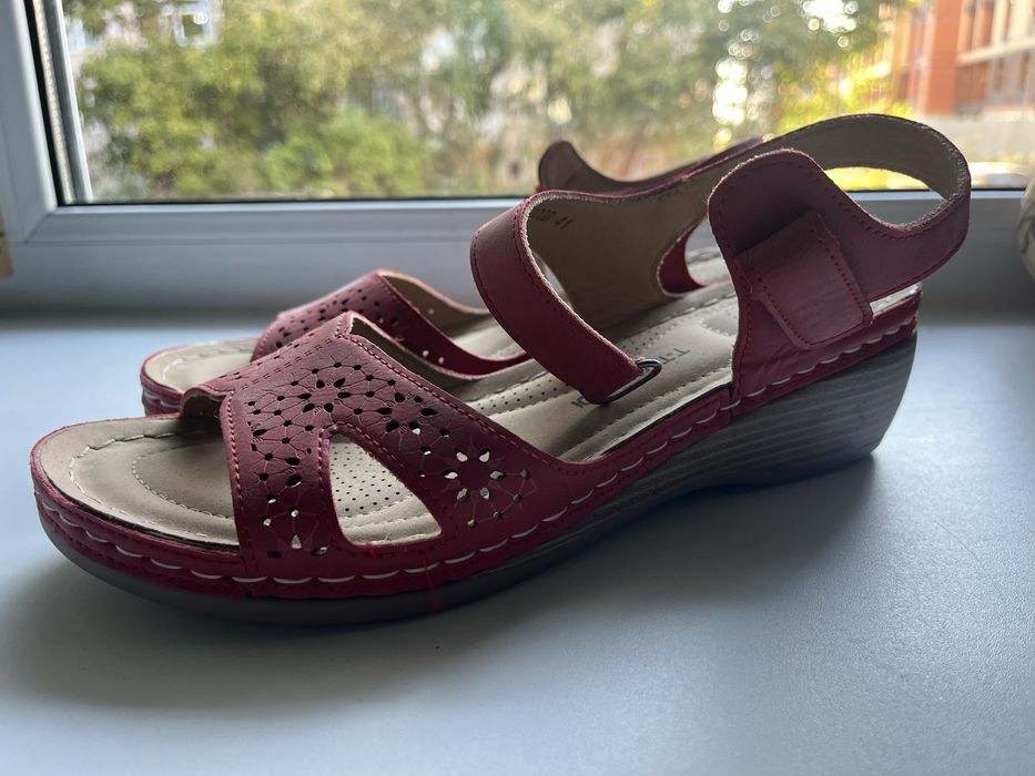 Продам сандали такарди