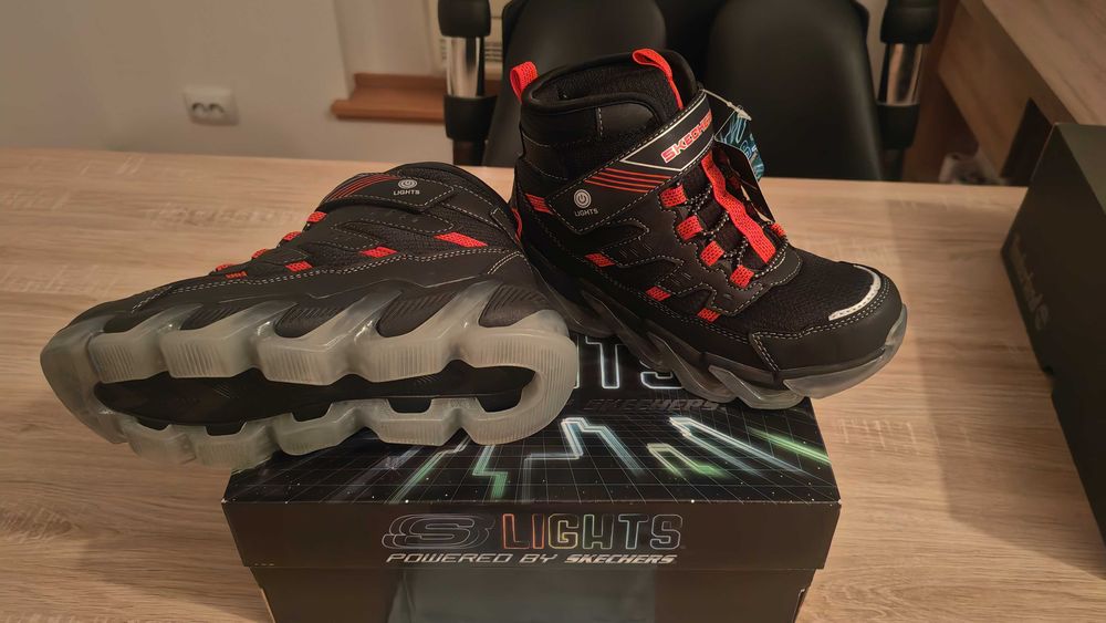 Vând ghete noi ,in cutie,Skechers, cu lumini, copii 34