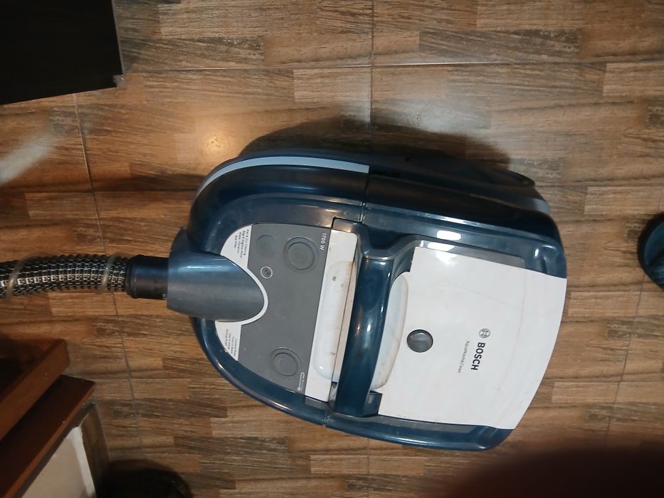 Продавам прахосмукачка Бош
