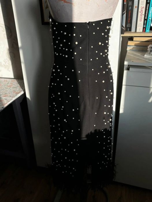 Rochie elegantă neagră cu perle și pene...