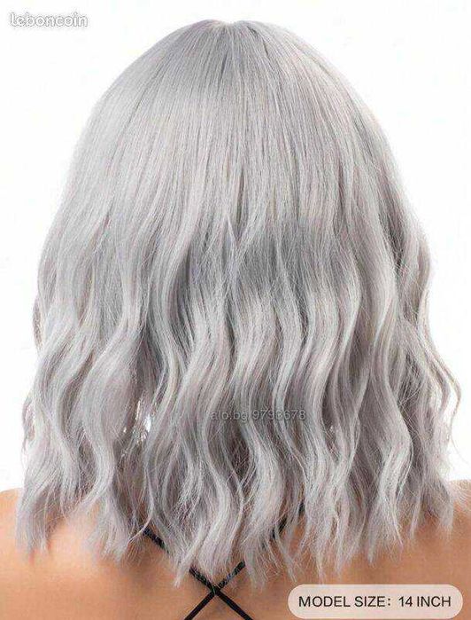 Сребристо сива къса вълнообразна перука с бретон