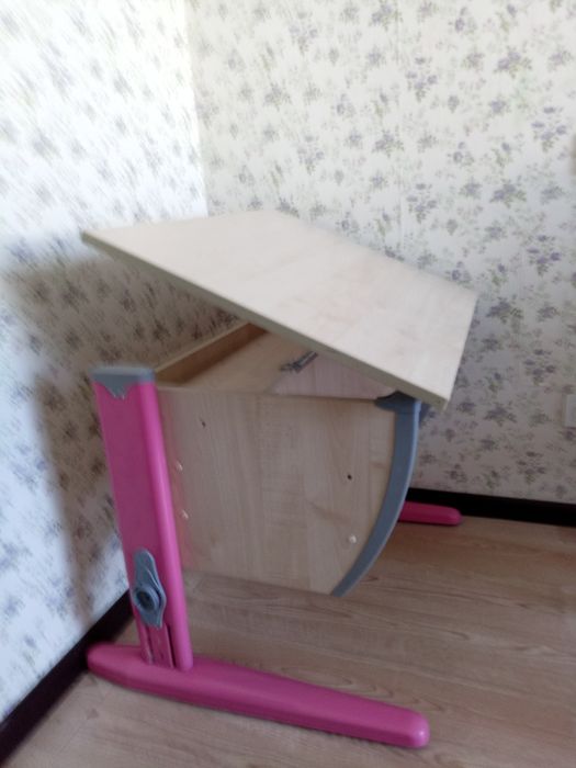 Стол-парта, тумбочки,комод,зеркало