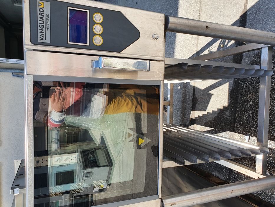 Фурна за тестени,изделия,корoсани,баници,хляб,с стойка 4бр тави,1600лв