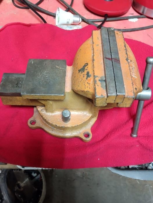 Продам тиски слесарные