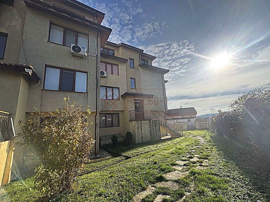 Комфортен тристаен апартамент с морска гледка близо до Албена