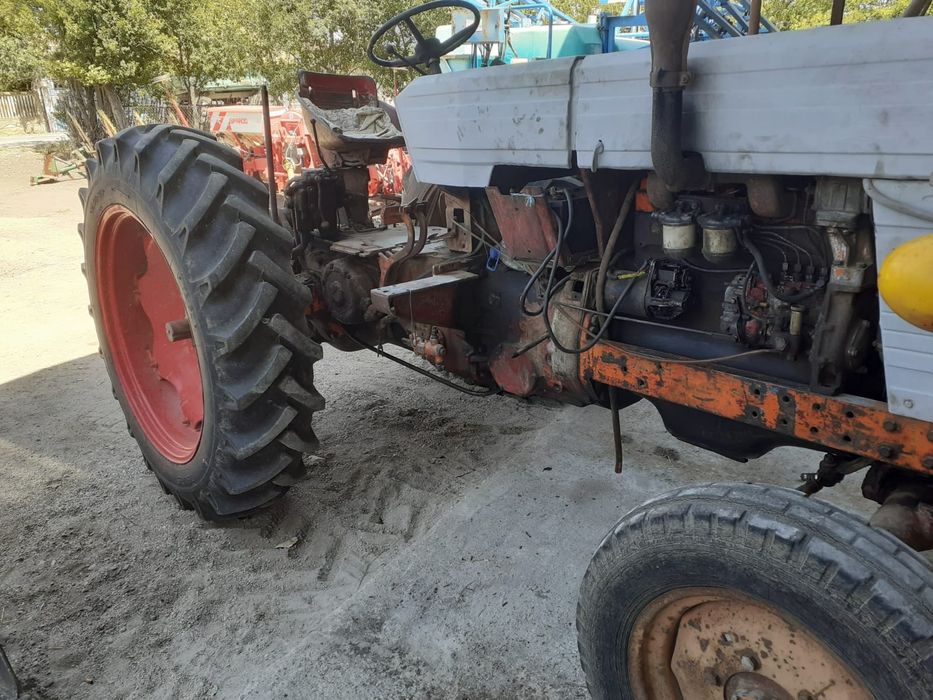 Vând două tractoare.