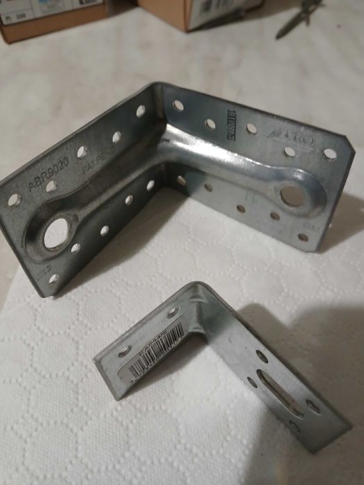 Suruburi autofiletante pentru lemn diferite dimensiuni si conectori