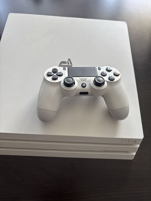 Vând Ps 4 Pro 1 T
