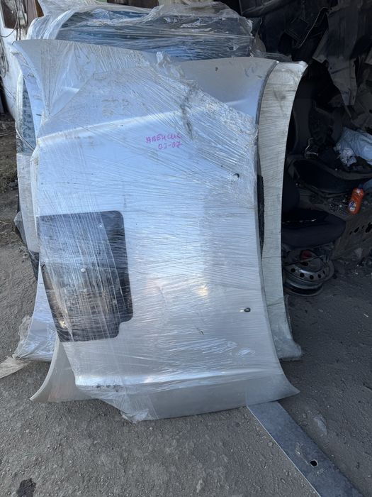 Капот на Toyota Avensis T250