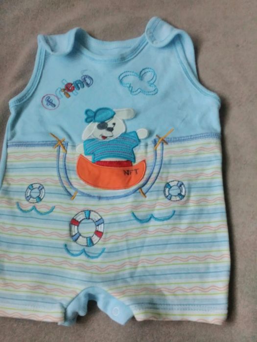 различни бебешки дрешки