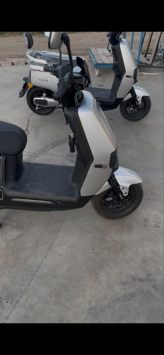 Inchiriez scutere electrice Boltfood Glovo Wolt