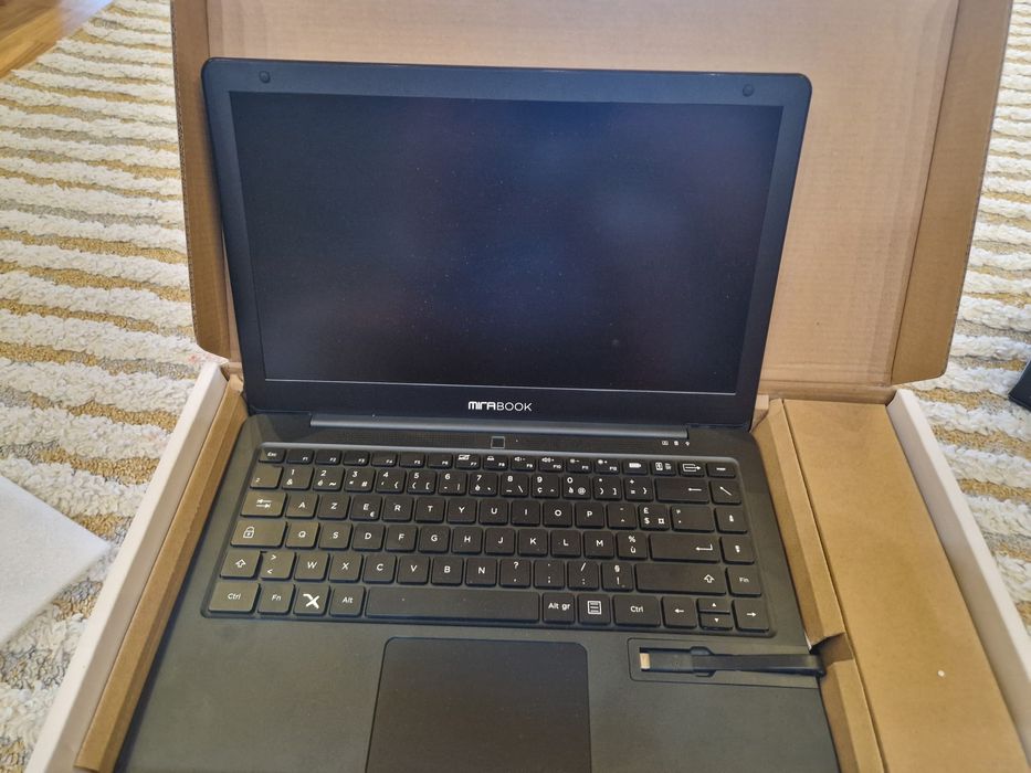 Laptop nou,în cutie