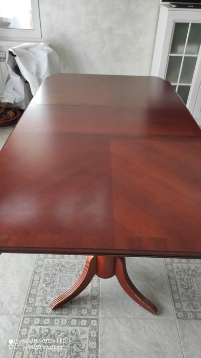 Обеденный стол для кухни