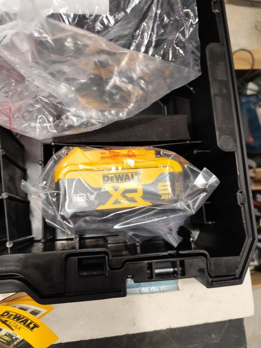 Акумулаторен безчетков ъглошлайф Девалт 18 волта DeWALT DCG405