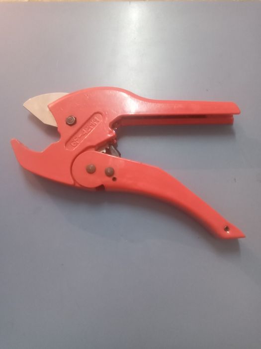 Ножницы для пластиковых труб.