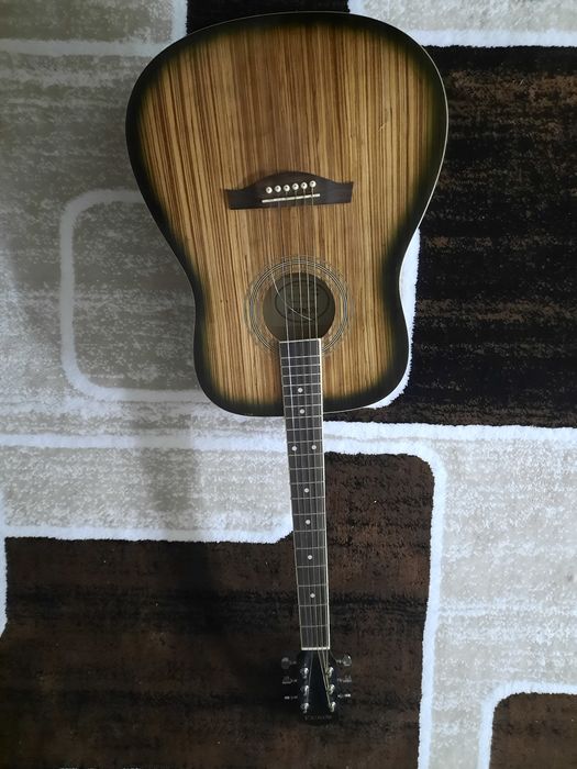 Продам гитару romika