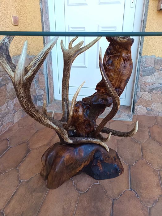 Маса със стъклен плот