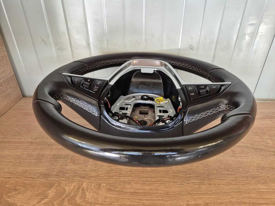 Продавам много запазен кожен мулти волан за Опел Астра Opel Astra J 2010 до 2015