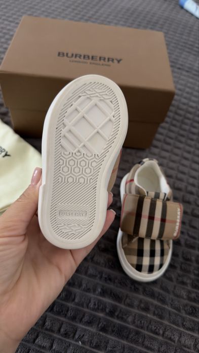 Adidasi Burberry nr 19