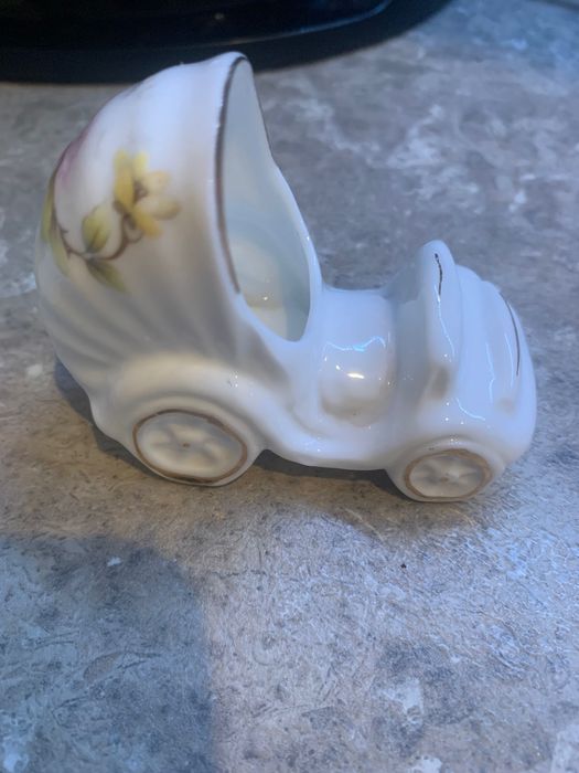 Малка порцеланова количка.