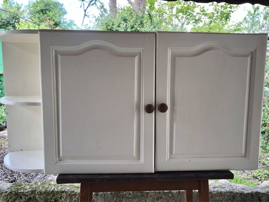 Три врати на шкафа с дръжки, Кухненски шкаф, изработен от дърво