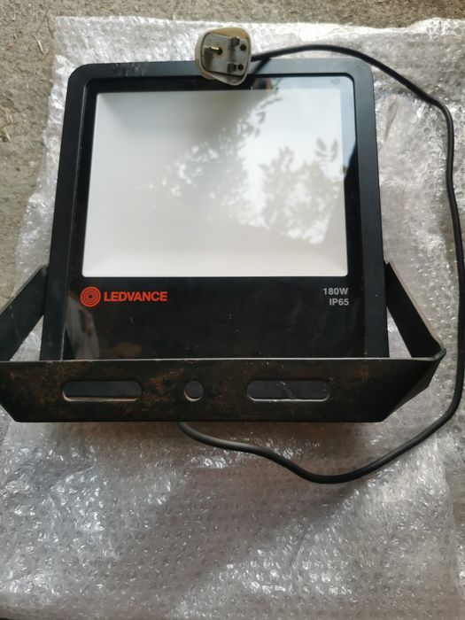 LEDVANCE Floodlight 180 W, 20 000 lm, IP65 – с UK щепсел