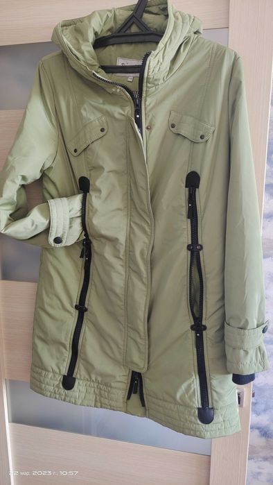 Ветровка с капюшоном